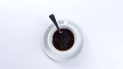 O café é uma bebida amplamente consumida no Brasil. Segundo uma pesquisa encomendada pela Associação Brasileira das Industrias do Café