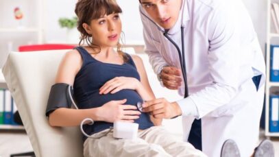 Durante a gravidez, com o objetivo de identificar síndromes cromossomiais, alguns exames comumente utilizados são o ultrassom e a