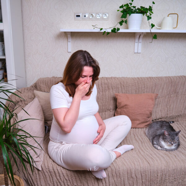 Mulher sente os sintomas da azia na gravidez