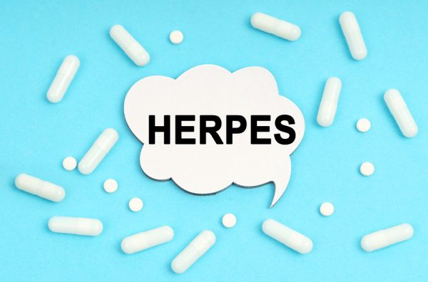 O processo é típico de lesões causadas pelo vírus do herpes que, bastante comum, possui diferentes tipos e apresentam variados sintomas.