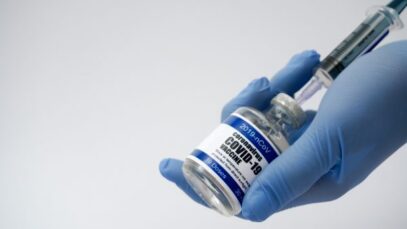 Clínicas particulares negociam compra de vacina indiana