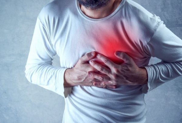 Sintomas atípicos como suor excessivo e azia podem indicar infarto