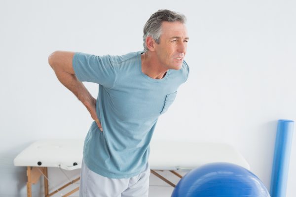Várias são as causas de dores nas costas. Mas se a sua dor irradiar para outras partes, como braços e pernas, demorar para sarar