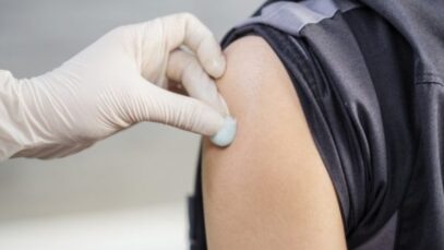 Falta de um novo insumo ameaça aplicação das vacinas no Brasil