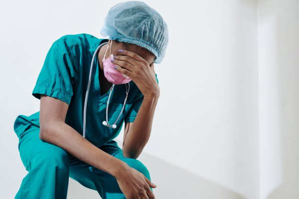 Pesquisa analisa o impacto da pandemia entre profissionais de saúde