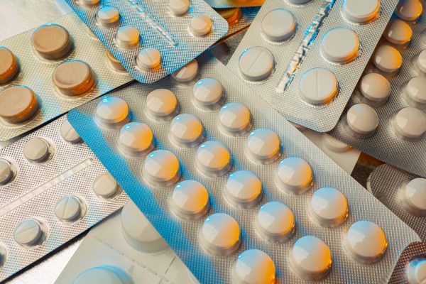 Todos nós consumimos algum tipo de medicamento. Mas você já parou para pensar em como é feito o descarte da cartela de remédio? Para se