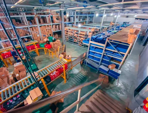 A pandemia da Covid-19 acelerou o processo de transformação digital das empresas e com a Golfarma não foi diferente. Com farmácias independentes como clientes majoritários, a distribuidora de medicamentos baiana apostou na tecnologia como diferencial competitivo para conquistar novos nichos de mercado – incluindo redes associativistas que integram a Farmarcas no eixo Norte-Nordeste. As ferramentas são disponibilizadas gratuitamente para os parceiros comerciais. Voltada para a gestão de times de representantes comerciais, a plataforma SIG Digital foi desenvolvida para ajudar a força de vendas a ter autonomia e inteligência no campo. O sistema disponibiliza recursos como campanhas inteligentes, gestão de metas e indicadores, além de cotações de negociações. “A nossa missão é transformar dados em informações relevantes que direcionem representantes e gestores na busca dos melhores resultados, aumentando o engajamento”, afirma Ivando Correia, CEO da Golfarma. Ferramenta para auxiliar os varejistas Outra solução é a LeadBase, criada em parceria com a startup Palo Alto e presente em mais de 100 pontos de venda em três estados. “Idealizamos plataforma pensando nos gestores de farmácias que almejam o crescimento da sua rede no mercado. Por ser integrada aos principais sistemas de varejo, conseguimos transformar as informações sobre vendas, clientes e funcionários da loja em relatórios e métricas, e oferecer soluções para estimular o potencial da farmácia”, ressalta Correia. A ferramenta permite criar campanhas de vendas, gerenciar o fluxo de pessoas que visitam a farmácia por meio de câmeras inteligentes, ter uma base de clientes cadastrados, gerar relatório de resultados, cadastro de QR Code, entre outras funcionalidades. “A solução permitiu a conquista de novos mercados no Nordeste e a aproximação de 11 redes regionais, que somam mais de 200 lojas”, acrescenta o executivo. Com 15 anos de atuação e foco em medicamentos similares e genéricos, a empresa registrou um crescimento de 18% em 2020 e aposta em uma expansão de 15% neste ano.