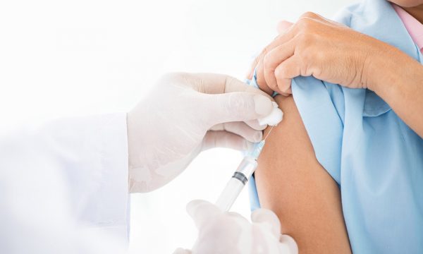Quase 70% dos leitores apontam falta de empenho em vacinação de farmacêuticos