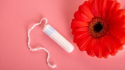 Após tomar uma dose de vacina contra a Covid-19, algumas mulheres ao redor do mundo têm notado modificações no ciclo menstrual. Há relatos