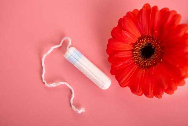 Após tomar uma dose de vacina contra a Covid-19, algumas mulheres ao redor do mundo têm notado modificações no ciclo menstrual. Há relatos
