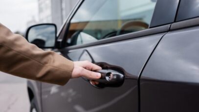 Comissão rejeita PL que libera estacionamento diante de farmácia