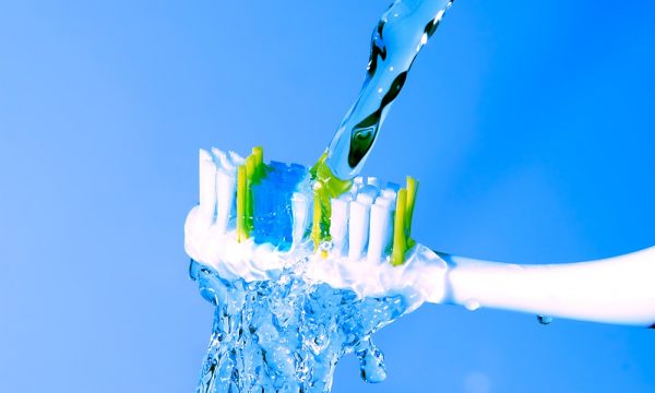 Brasil gastará R$ 2,6 bi com escova de dente importada