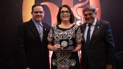 Farmacêutica da Pague Menos recebe homenagem no Ceará