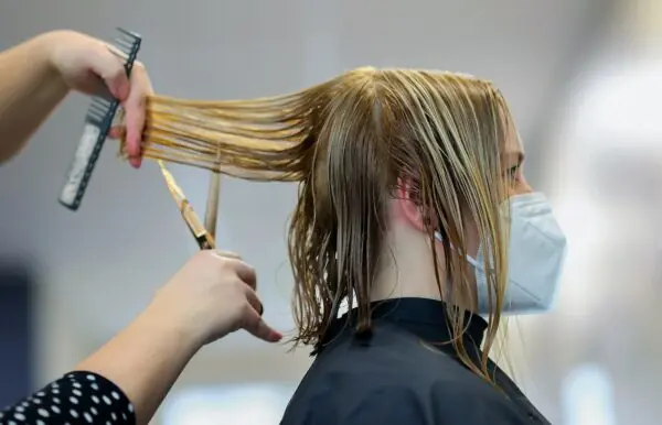 Doações Mulher corta cabelo; farmácias recolhem doações para campanha