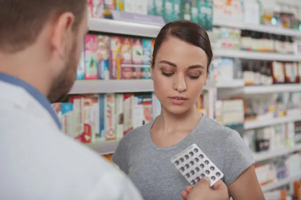 Charming woman shopping at pharmacy Segundo dados da IQVIA, 73,6 milhões de anticoncepcionais foram vendidos no varejo farmacêutico no primeiro semestre de 2021, o que