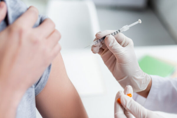 Pessoa recebendo imunizante; Webinar debateu a vacinação no mercado de trabalho