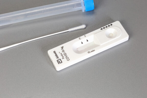 Volume de testes positivos da Covid-19 cai 31% nas farmácias