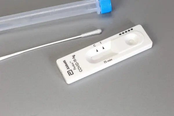 Covid-19 Volume de testes positivos da Covid-19 cai 31% nas farmácias