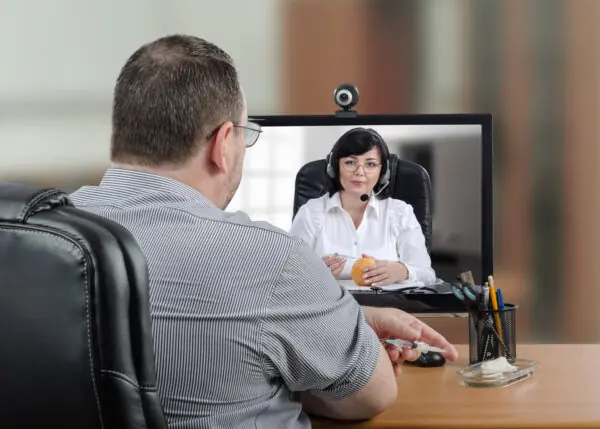 Telehealth patient is ready to insert the syringe into his skin telemedicina em farmácia