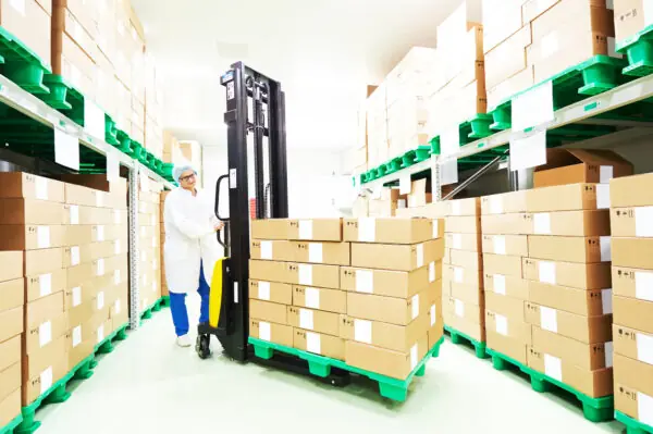 warehouse worker with stacker Transporte de medicamentos com controle de temperatura fica para 2023