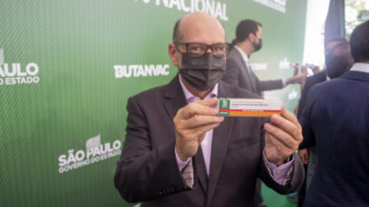 Vacinas contra a covid feitas no Brasil só em 2023