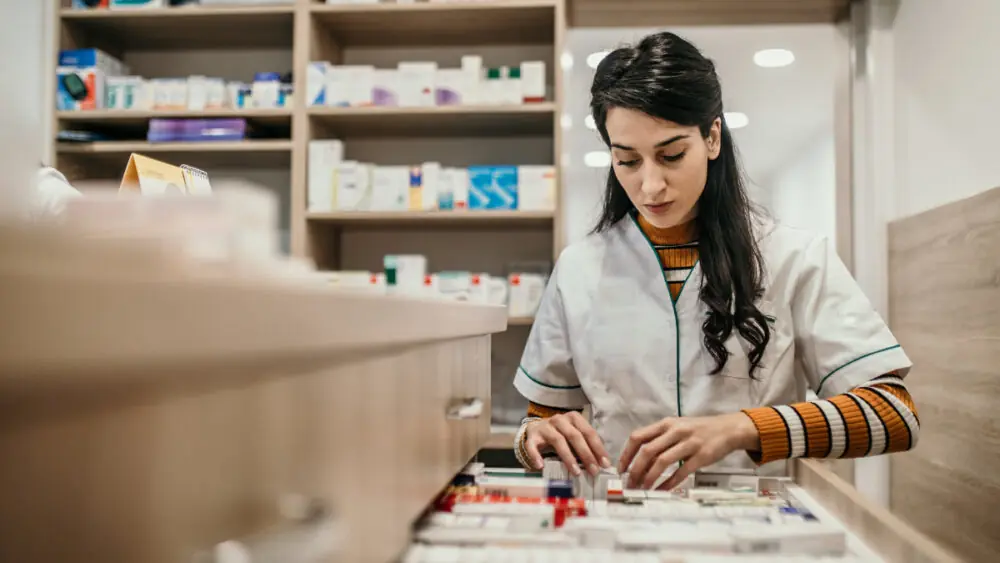 Projeto que equipara técnicos a farmacêuticos divide opiniões