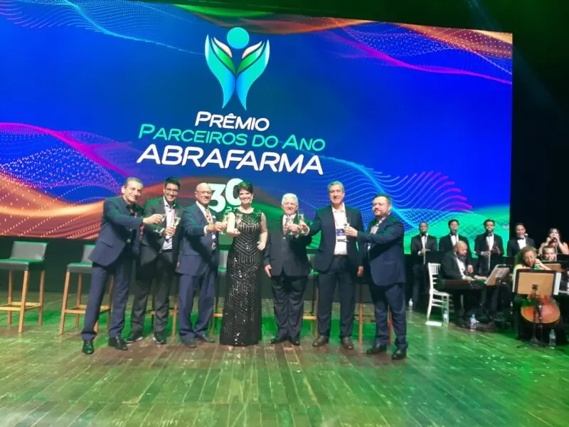 Brinde da diretoria do conselho Jantar da Abrafarma celebra 30 anos de transformação das farmácias