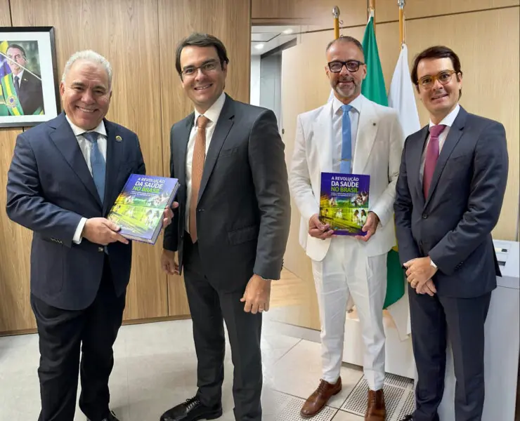 Entidade entregou livro comemorativo ao Ministério da Saúde e também à Anvisa