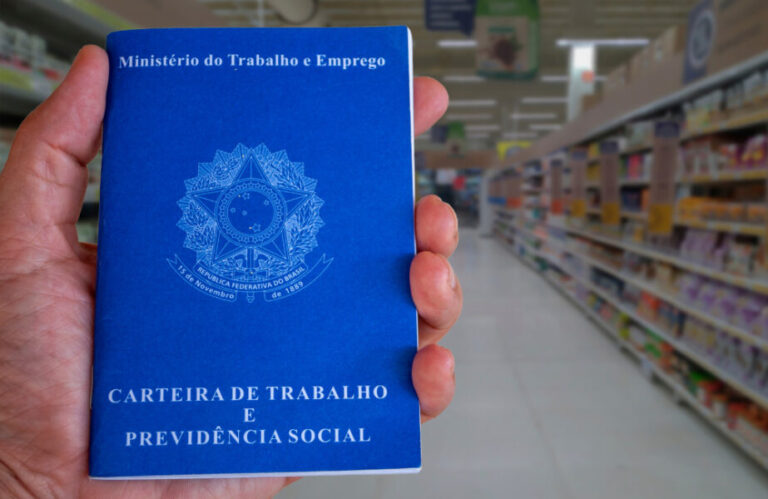 Empregos em farmácias têm superávit recorde com 41 mil novas vagas