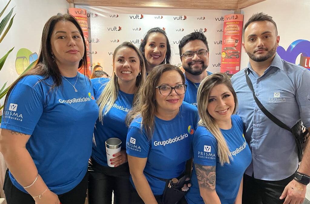 A equipe da Distribuidora Prisma, representando a Grupo Boticário e a marca Vult, maquiou centenas de mulheres no evento