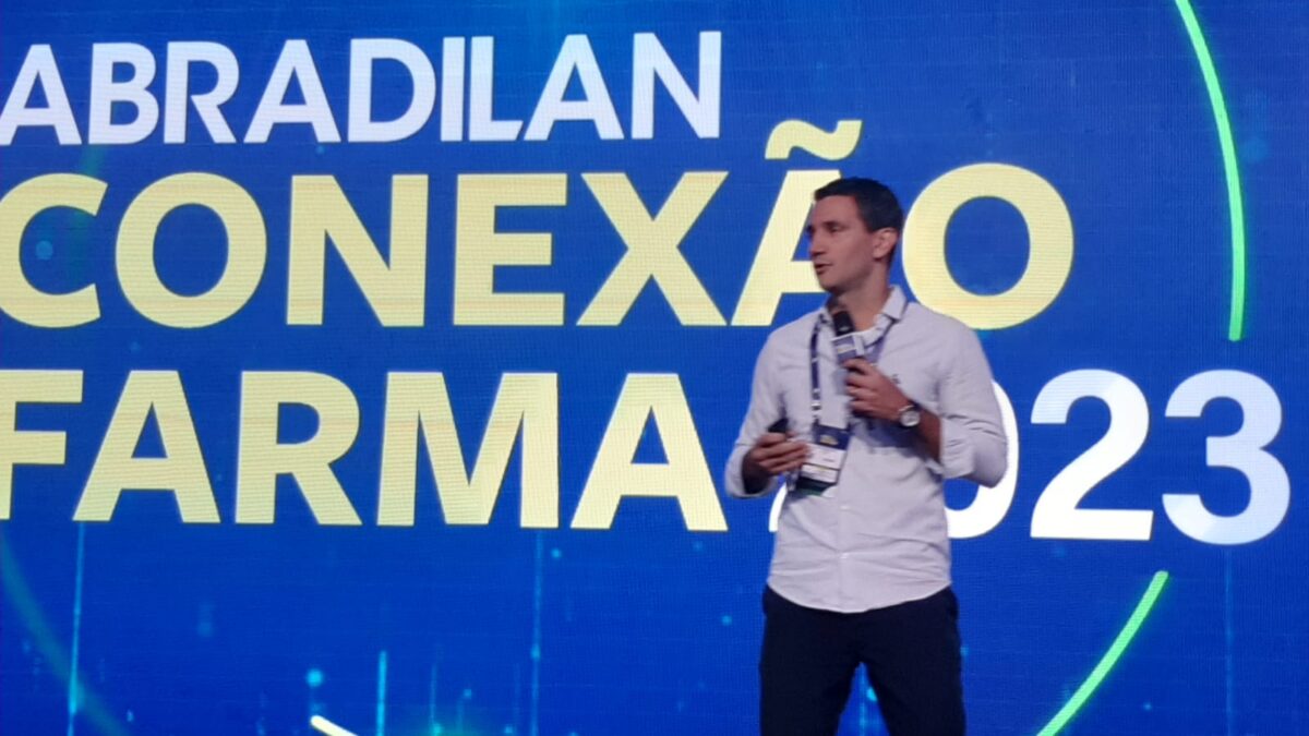 Caue Nascimento, diretor executivo do Grupo NC, abre o primeiro painel do segundo dia da feira