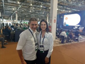 Edimilson de Souza e Mayla Capana dupla da MontaFarma expoe novas solucoes de mobiliario para os PDVs