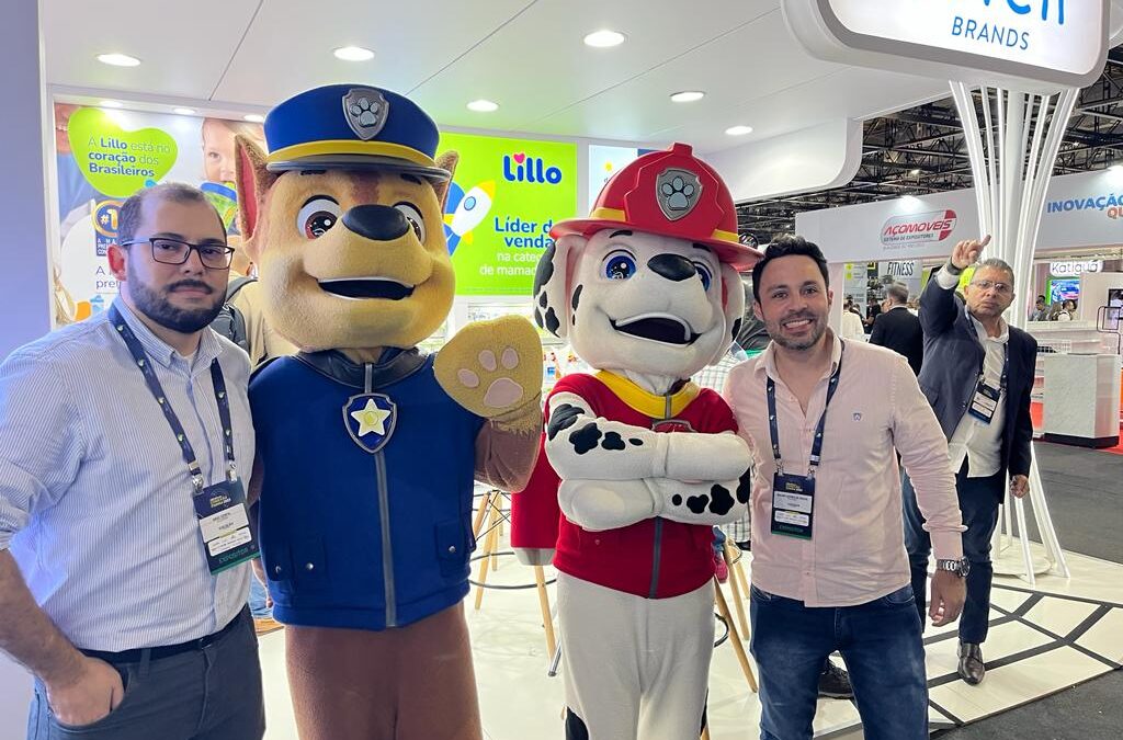 Érico Costa e Bruno Gomes de Souza promovendo as marcas: Fiona, Lillo e Nuk, da Newell.