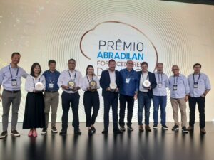 Ex presidentes da Abradilan entregaram trofeus as farmaceuticas ganhadoras do primeiro Premio Abradilan Fornecedores do Ano
