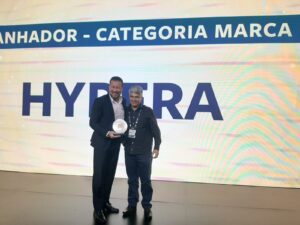 Marcio Jose Hypera Pharma recebe Premio Abradilan Fornecedor do Ano das maos de Aclair Machado diretor da Medsul e ex presidente da Abradilan