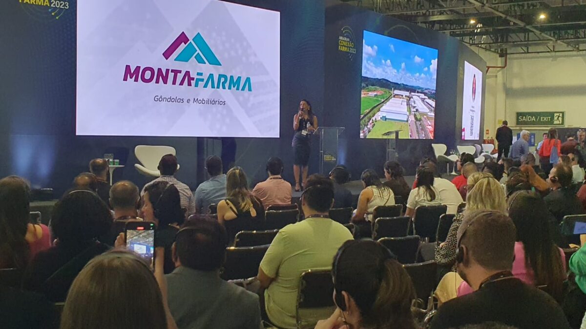 Palestra da Montafarma sobre a jornada de compras nas farmácias. Alessandra Lima falou sobre como alavancar resultados por meio de um layout inteligente