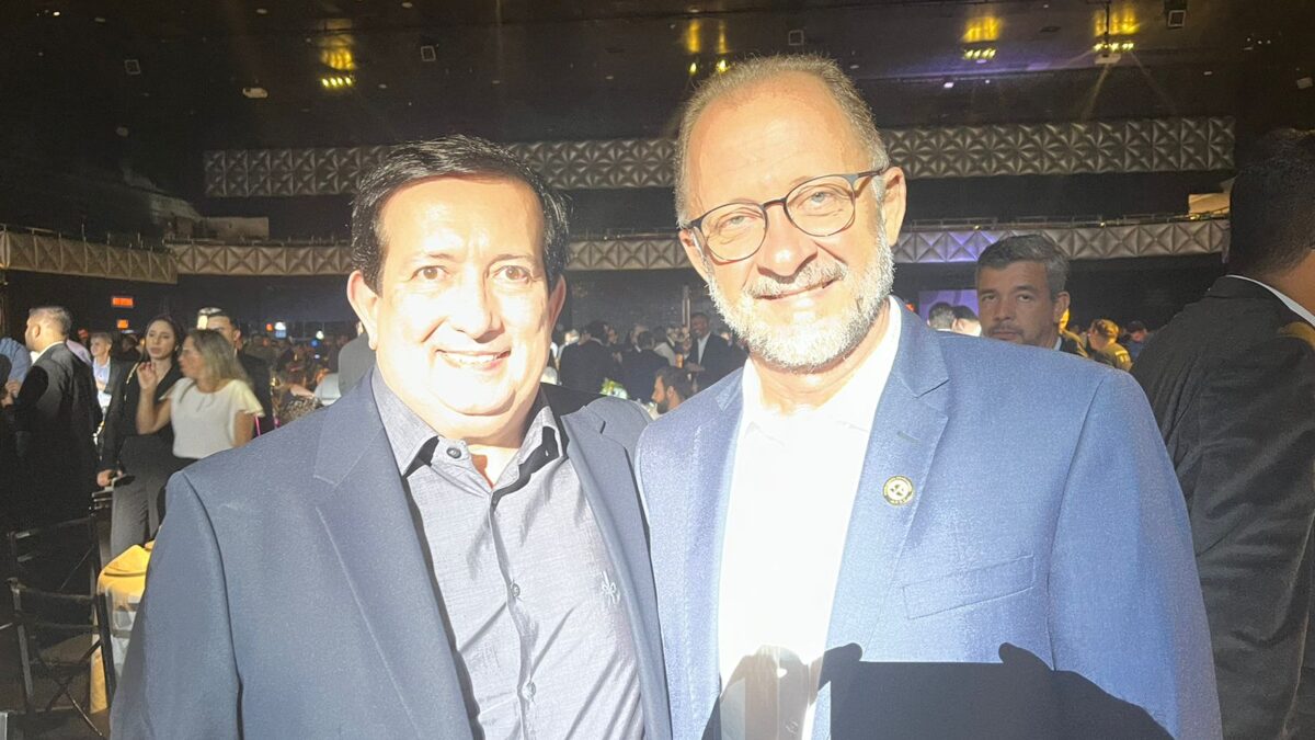 Marconi Sampaio (Airela) e Cleber Magalhães (Rede Multmais) comemorando parcerias