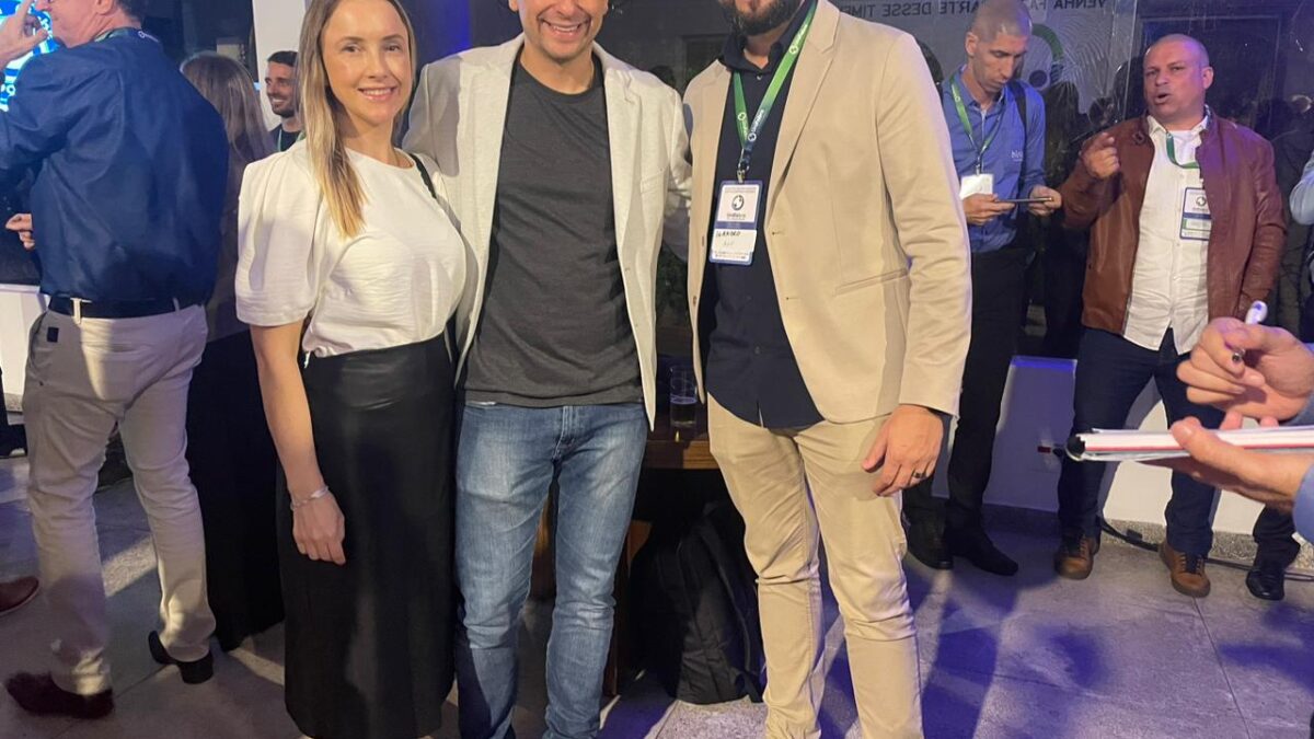 Redes e indústria afinados - Priscila e Guilherme Strapasson, da Unipreço, e Leandro Kluber (A2F)