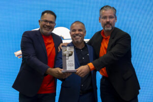 A dupla Humberto Gomes e Alexandre Fusco na entrega do premio a Globo Pharma