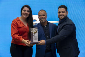 Erica Vasconcelos e Alisson Ribeiro receberam o trofeu da Sanofi