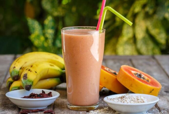 Frutas e bebida de frutas que prendem o intestino