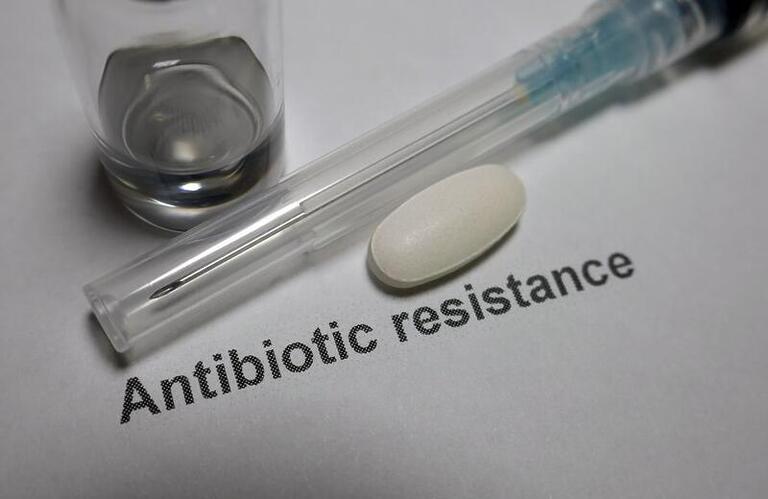 O que é resistência antibiótica e como prevenir a propagação desta ameaça