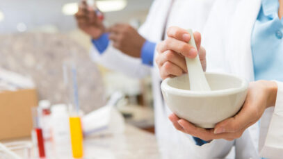 farmacêutico em manipulação