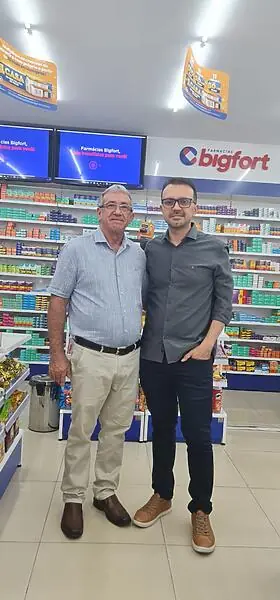 Dormindo no escritório e sonhando com rede de farmácias