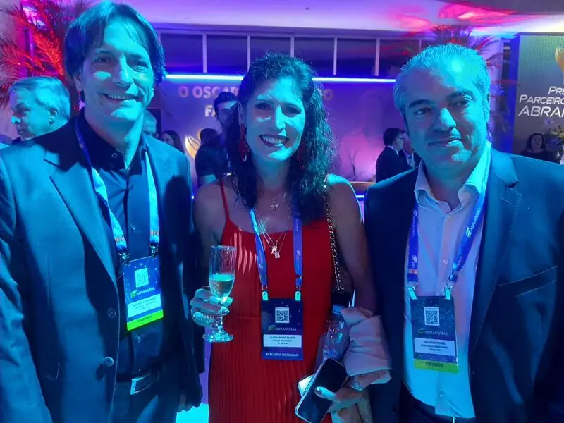 Alessandra Sekeff (Grupo Boticário) entre os amigos e consultores Alberto Serrentino e Eduardo Terra