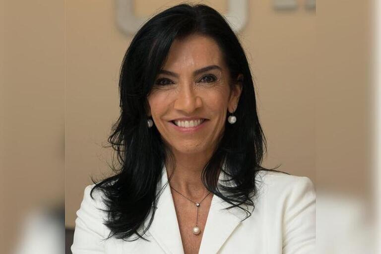 Abbott, Isabella Maciel de Sá