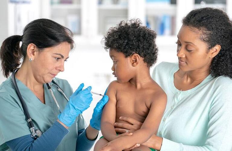 Vacinação infantil: fique informado e resista às fake news sobre a Covid-19