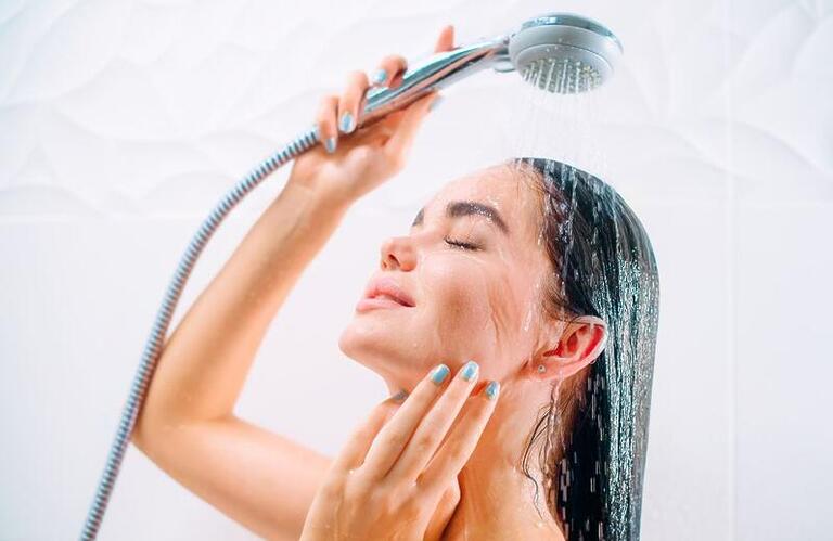 Banho quente ou frio: descubra qual é o melhor para saúde