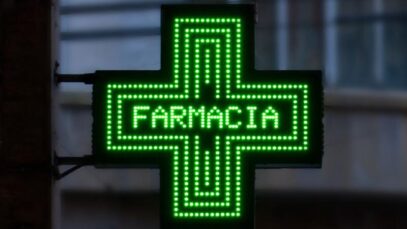 Placas em farmácia: descubra quais são obrigatórias