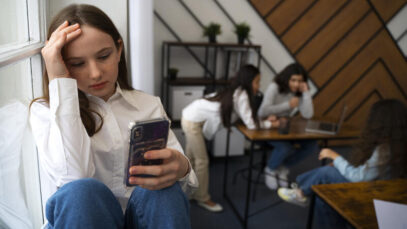 adolescente-sendo-vitima-de-cyberbullying fobia social